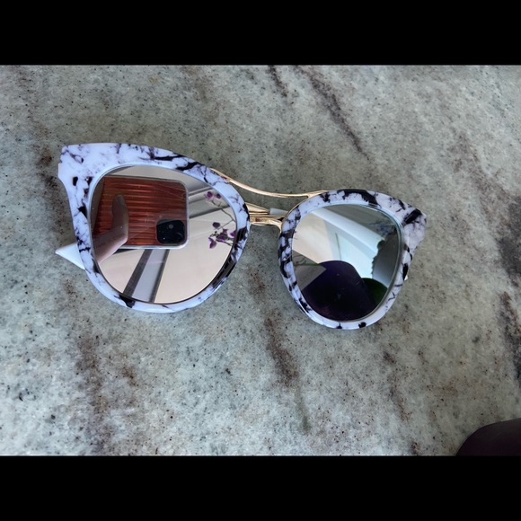 Guess Marble Mirrored Sunglasses - Picture 2 of 4